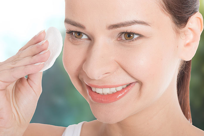 Jakie produkty stosować do tłustej skóry twarzy?