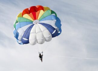 skoki ze spadochronem