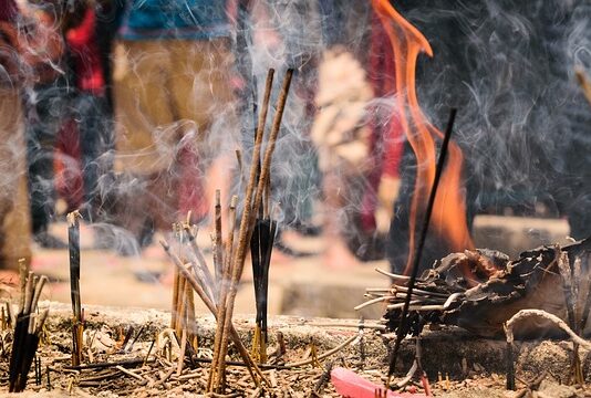 Jak palić kadzidła sznurkowe?
