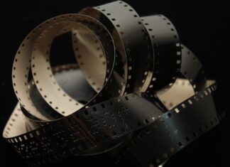 Czy pod panele na OSB dawać folię?