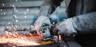 Czy szlifierką kątową można ciąć drewno?